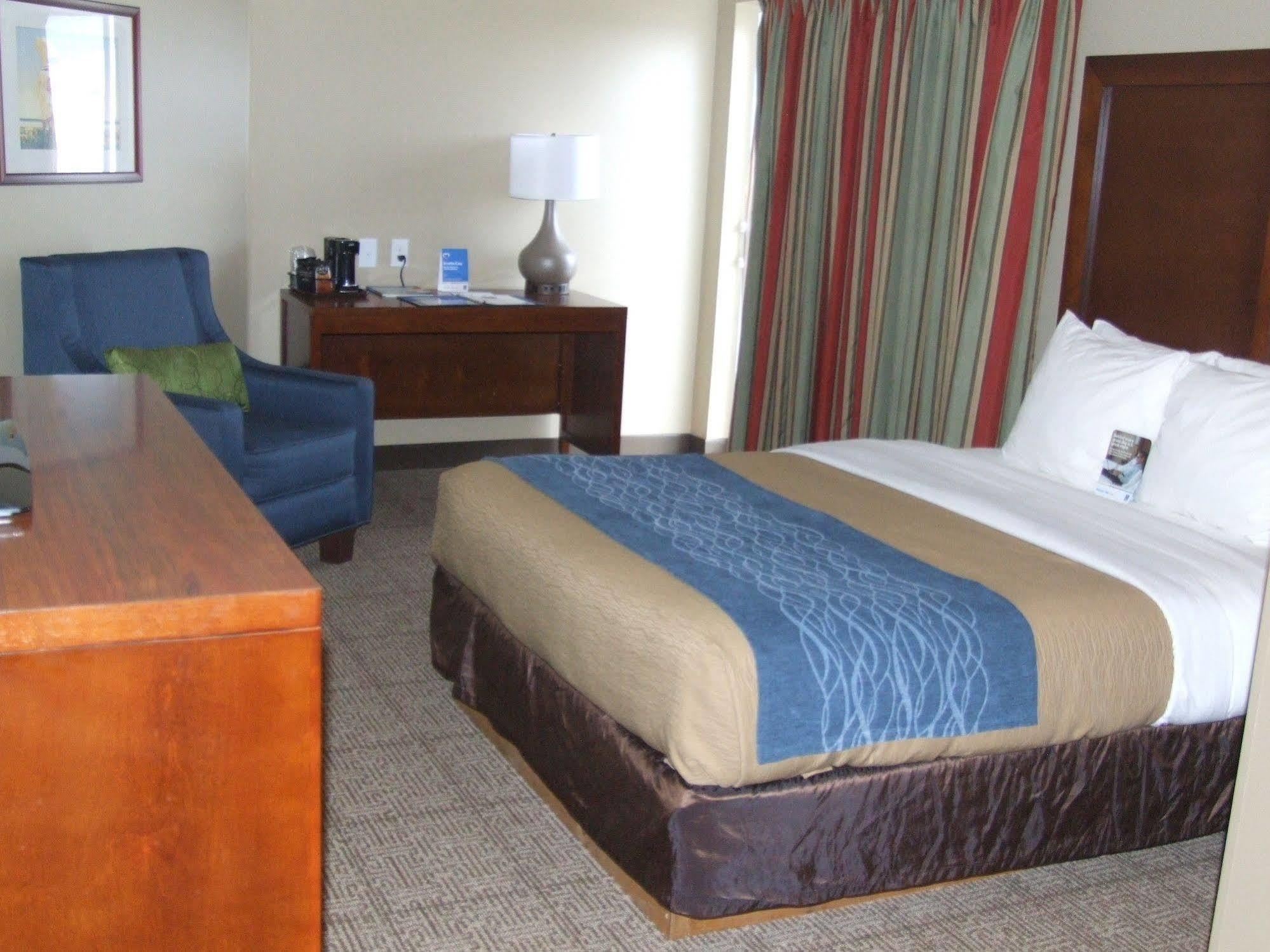 Comfort Inn & Suites Ocean Shores Exterior photo